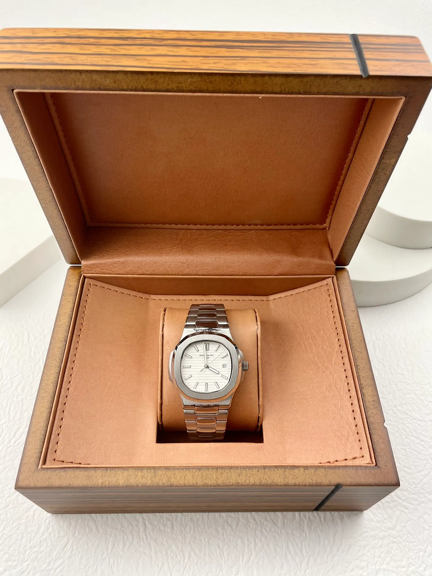 【High-end replica】💰1240! Patek Philippe Nautilus Series ♠Material: 316 stainless steel ♠Lens: sapphire glass ♠Movement: top fully automatic imported Citizen 8215 machinery ♠Size: 42mm diameter 2021 "Men's Preferred Model" Exquisite text three-dimensional sense - Nautilus [Exclusive real photo] Top-level creation, exquisite quality, excellent temperament Type: boutique men's watch (top-level) exquisite quality! !
